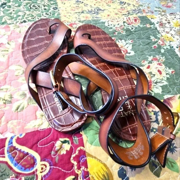Like new Woman's‎ Naturalizer sandals. - Picture 3 of 7